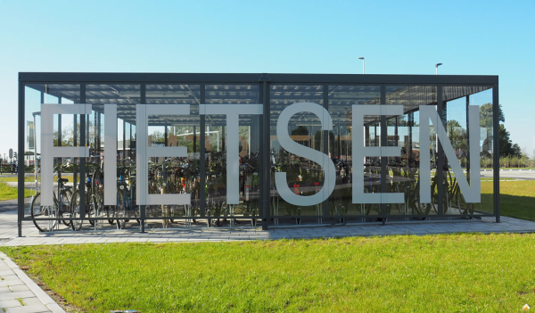 Op Schiphol-Noord, naast het nieuwe busstation, kan men fietsen parkeren in een Falco fietsenberging met wanden van veiligheidsglas. Op deze wanden zijn stickers geplakt zodat het niet te missen is waar fietsen geparkeerd kunnen worden.