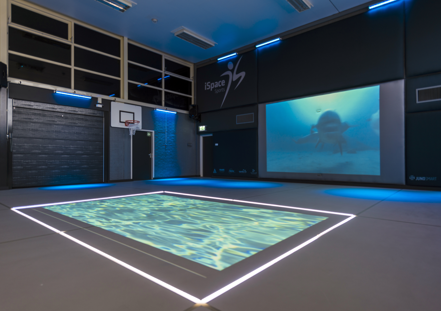 iSpace Sports gymzaal Opeinde met onderwater projectie op wand en vloer iSpace Sports gymzaal Opeinde met onderwater projectie op wand en vloer