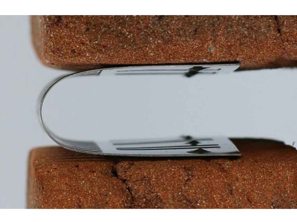 Flexibele RVS ventilatiestrip voor sleuven in de bouw Flexibele RVS ventilatiestrip voor sleuven in de bouw
