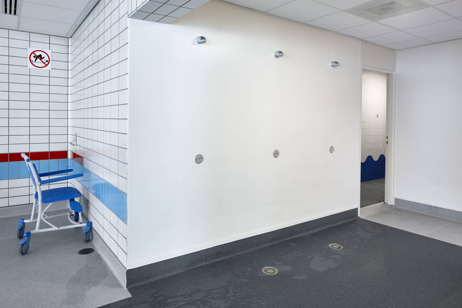 Perfecte kleurafstemming en hoogwaardig gebruiksgemak van de vloer in natte ruimtes Perfecte kleurafstemming en hoogwaardig gebruiksgemak van de vloer in natte ruimtes