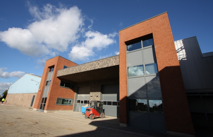 Signa gevelbekleding van Vandersanden, industrieel gebouw te Bilzen, België