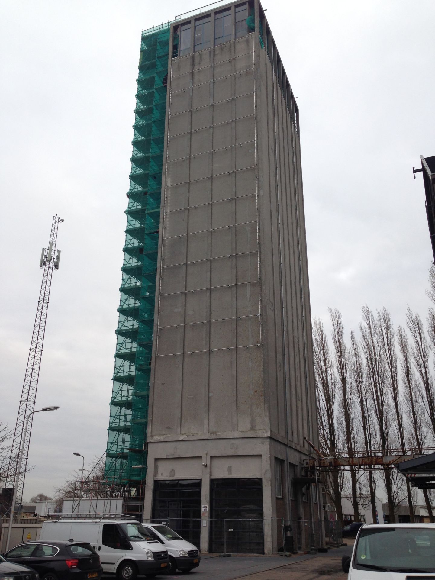 Renovatie van uw gevel: oude bedrijfsdeur versus nieuwe Compact vouwdeur. Renovatie van uw gevel: oude bedrijfsdeur versus nieuwe Compact vouwdeur.