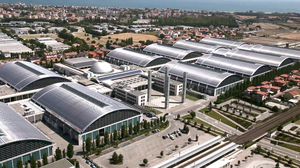 Riverclack Solar daksystemen, fotovoltaïsche daksystemen op felsdaken op Expo Center Rimini (Italië)