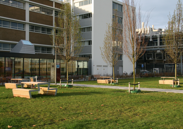 Het buitenterrein van bedrijvenpark Novio Tech staat vol met FalcoLinea producten zoals zitbanken, picknicksets en afvalbakken