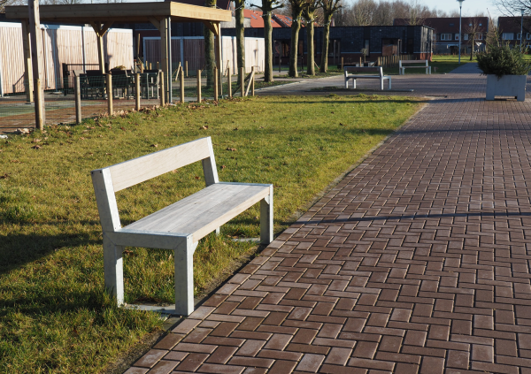 In Drachten kunnen bewoners en bezoekers van een nieuwe woonwijk hun fietsen parkeren in Falco overkappingen en uitrusten op FalcoBloc banken