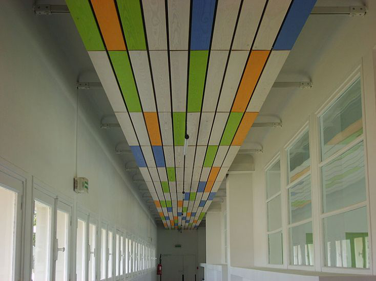 Derako lineair plafondsyteem, Crèche de Tarbes, Parijs, Frankrijk Derako lineair plafondsyteem, Crèche de Tarbes, Parijs, Frankrijk
