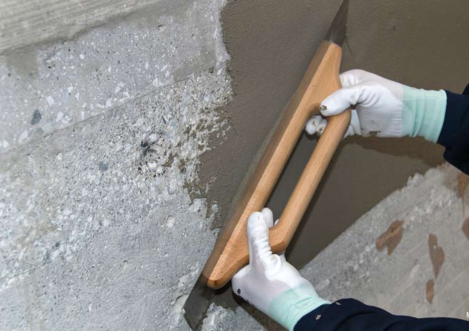 Sneldrogende stuc – en reparatiemortel voor wanden en vloeren Sneldrogende stuc – en reparatiemortel voor wanden en vloeren