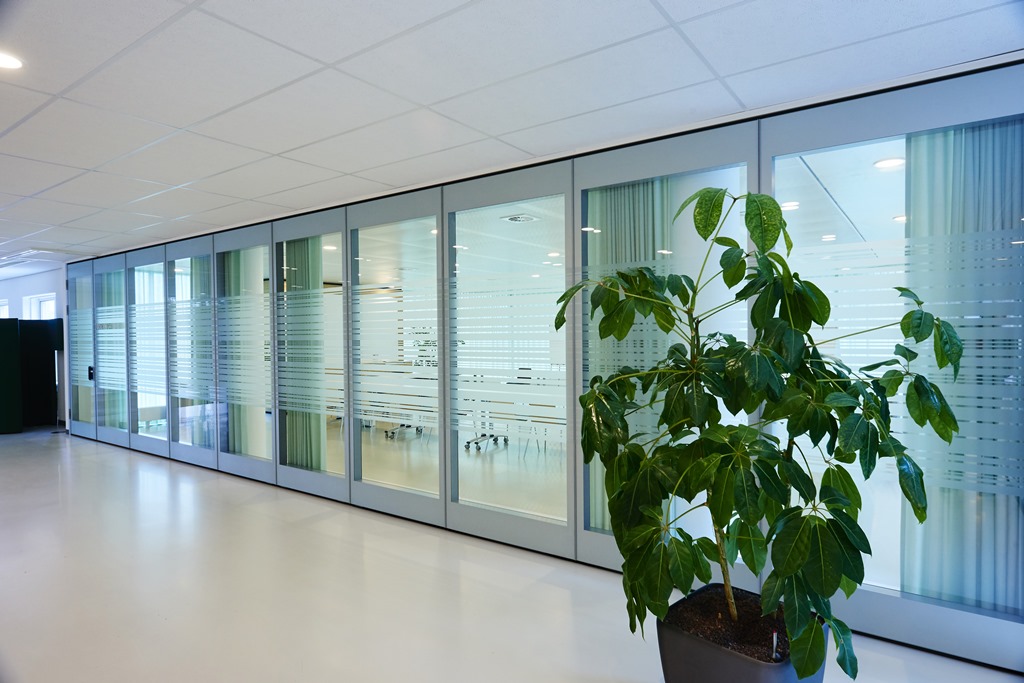 Transparantie in combinatie met privacy bij Parthos Transpalace mobiele geluidsisolerende glazen paneelwanden Transparantie in combinatie met privacy bij Parthos Transpalace mobiele geluidsisolerende glazen paneelwanden
