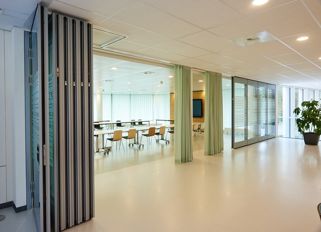 Transparantie in combinatie met privacy bij Parthos Transpalace mobiele geluidsisolerende glazen paneelwanden Transparantie in combinatie met privacy bij Parthos Transpalace mobiele geluidsisolerende glazen paneelwanden