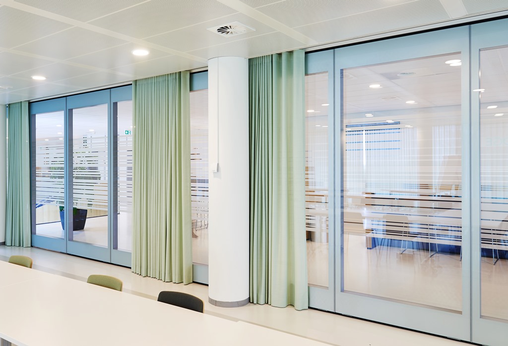 Transparantie in combinatie met privacy bij Parthos Transpalace mobiele geluidsisolerende glazen paneelwanden Transparantie in combinatie met privacy bij Parthos Transpalace mobiele geluidsisolerende glazen paneelwanden