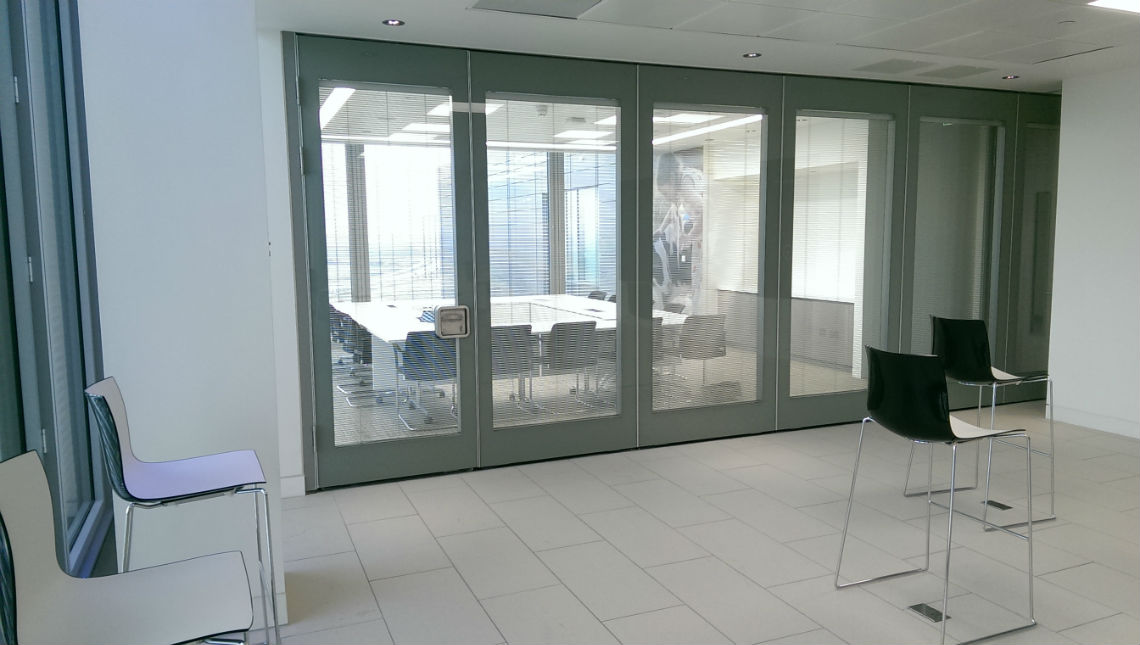 Transparantie in combinatie met privacy bij Parthos Transpalace mobiele geluidsisolerende glazen paneelwanden Transparantie in combinatie met privacy bij Parthos Transpalace mobiele geluidsisolerende glazen paneelwanden