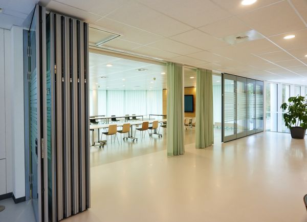 Transparantie in combinatie met privacy bij Parthos Transpalace mobiele geluidsisolerende glazen paneelwanden