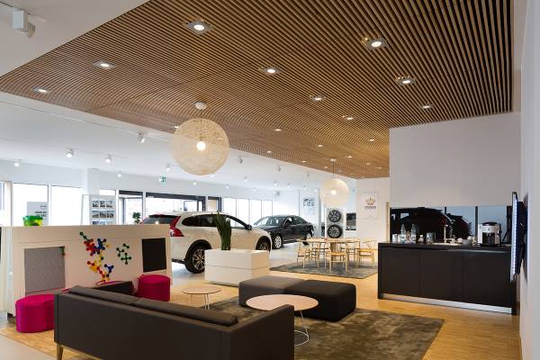 Vernieuwing showrooms Volvo – met massief houten plafonds 