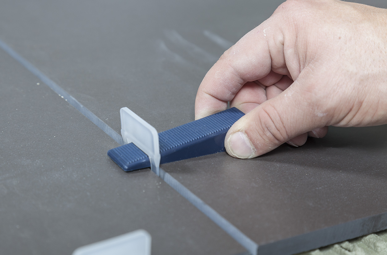 Het Bostik Leveling System: 100% gegarandeerd strakke en vlakke vloer- en wandtegels Het Bostik Leveling System: 100% gegarandeerd strakke en vlakke vloer- en wandtegels