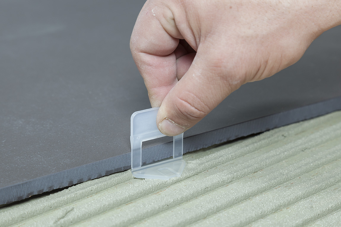 Het Bostik Leveling System: 100% gegarandeerd strakke en vlakke vloer- en wandtegels Het Bostik Leveling System: 100% gegarandeerd strakke en vlakke vloer- en wandtegels