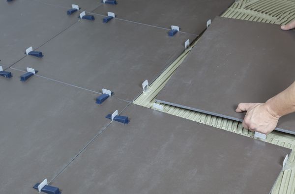 Het Bostik Leveling System: 100% gegarandeerd strakke en vlakke vloer- en wandtegels