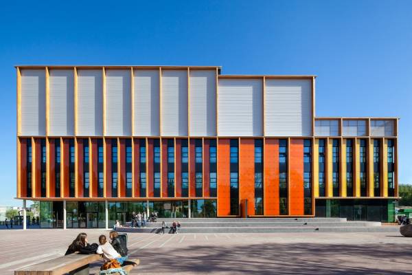 Groot dakterras op energieneutrale Frisse School