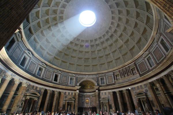 Oculus in de koepel van het Pantheon, foto Richjheath (Own work) [Public domain], via Wikimedia Commons