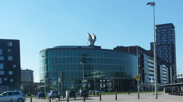 Windgek "Ooievaar" op Stadsdeelcomplex Leidschenveen-Ypenburg