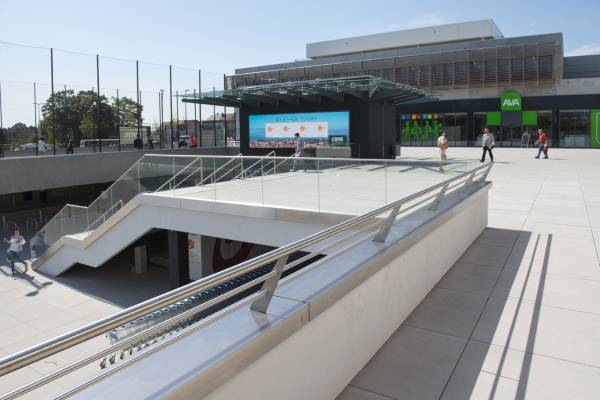 Zoontjens tegels op promenade bij Decathlon