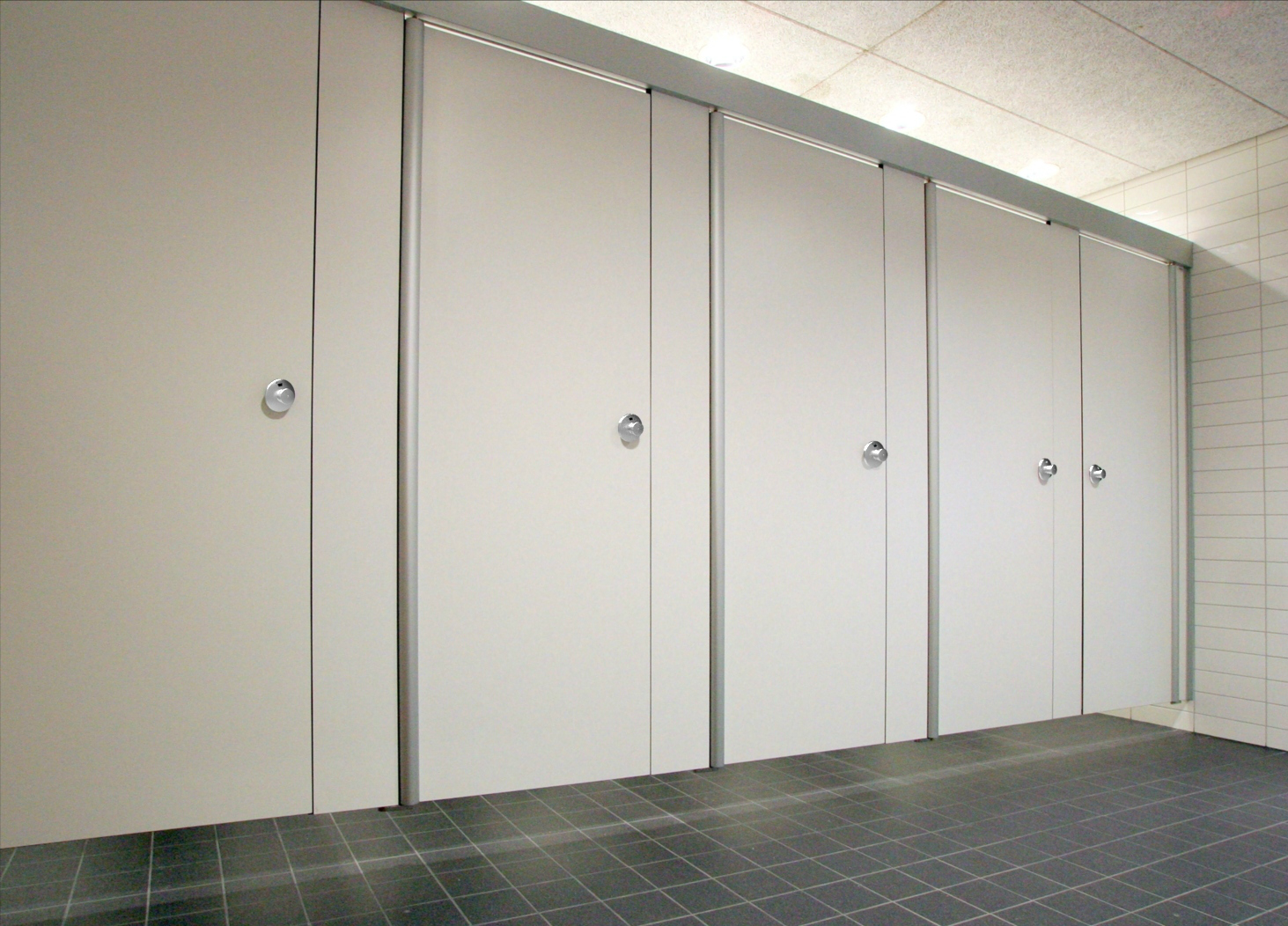 Sanitaire cabines Model VV van Leerkotte BV, hangend Sanitaire cabines Model VV van Leerkotte BV, hangend