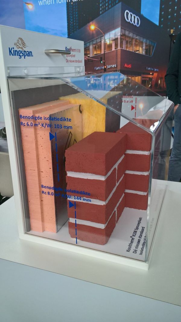 Mock-up op Building Holland laat het verschil zien tussen dikte met Kooltherm K108 en met steenwol