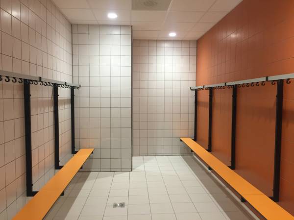 Wandgarderobes en zitbanken van Leerkotte BV