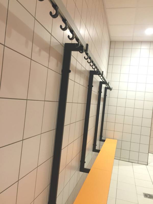 Wandgarderobes en zitbanken van Leerkotte BV