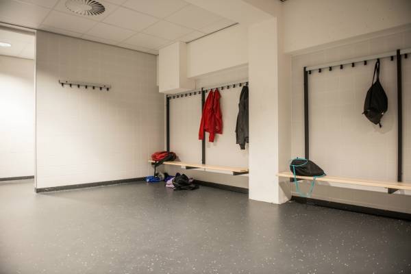 Wandgarderobes en zitbanken van Leerkotte BV