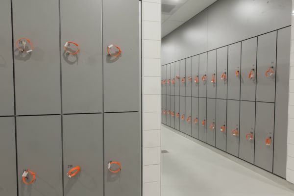 Wandgarderobes en zitbanken van Leerkotte BV