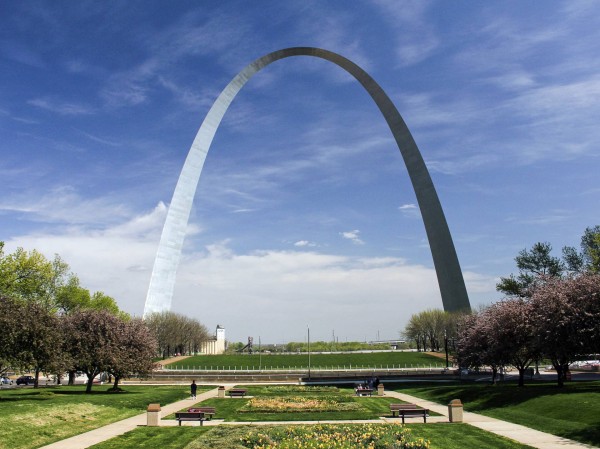 Smith Square en Gateway Arch in de lente, Jefferson National Expansion Memorial, NPS from St. Louis, MO, USA (Smith Square and Arch Springtime) [CC BY 2.0], via Wikimedia Commons