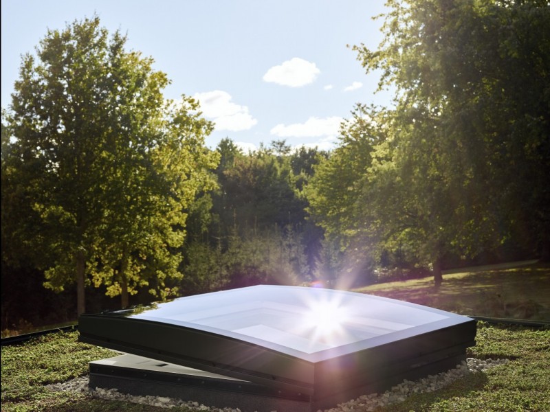 VELUX introduceert 's werelds eerste lichtkoepel met gebogen glas VELUX introduceert 's werelds eerste lichtkoepel met gebogen glas