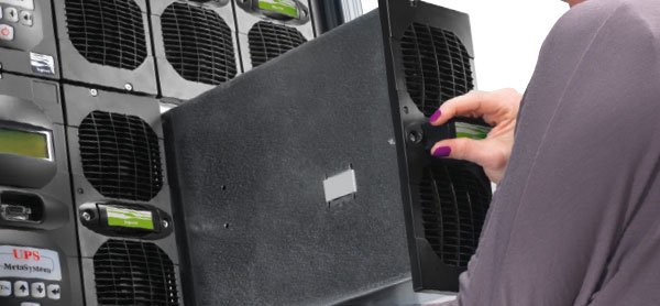 Nieuwe UPS met dubbele ingang en redundante besturing Nieuwe UPS met dubbele ingang en redundante besturing