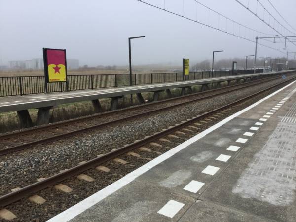 Heras plaatst perronhekwerk op station Den Helder