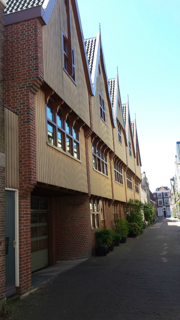 Historiserende bouw in De Vlouw, binnenstad Delft