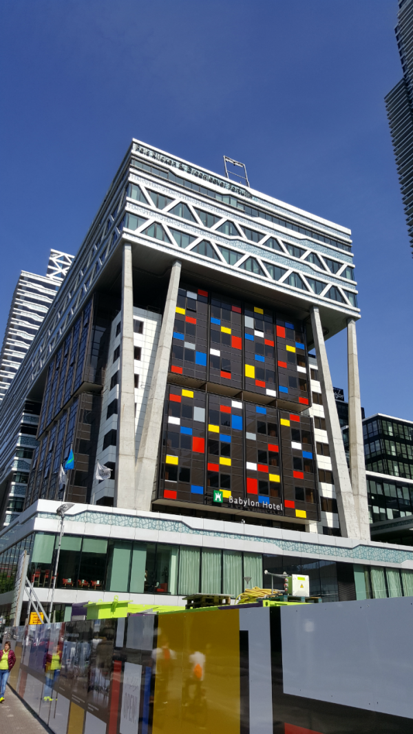Mondriaan in Den Haag: Babylon Hotel op Stationsplein