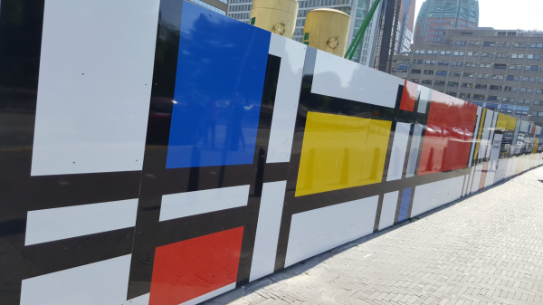 Mondriaan in Den Haag: bouwhek Stationsplein