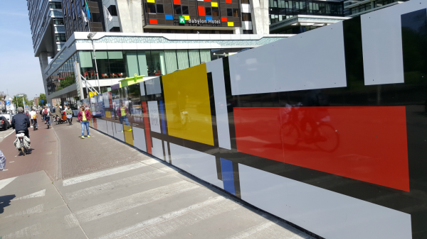 Mondriaan in Den Haag: bouwhek en Babylon Hotel op Stationsplein