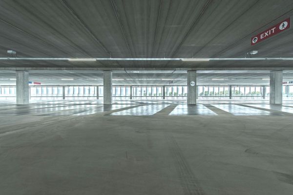 Lamellensysteem zorgt voor zon-, licht- en regenwering bij multifunctionele parkeergarage RAI