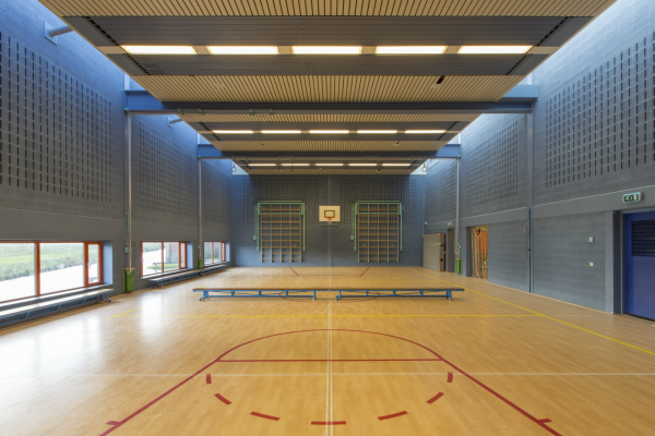 Geluidsabsorberende wand in gymzaal met blokken van Soundless Acoustics International