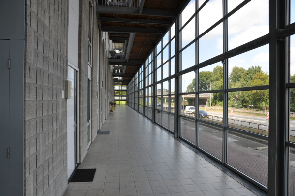 Geluidsabsorberende wand in flatgebouw aan snelweg Aalsmeer met blokken van Soundless Acoustics International