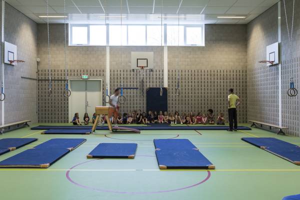 Geluidsabsorberende wand in sporthal met blokken van Soundless Acoustics International