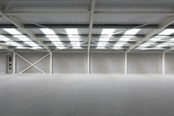 Geluidsabsorberende wand in fabriek met blokken van Soundless Acoustics International