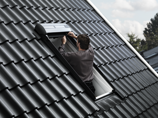 Houd de hitte buiten met VELUX buitenzonweringen en rolluiken