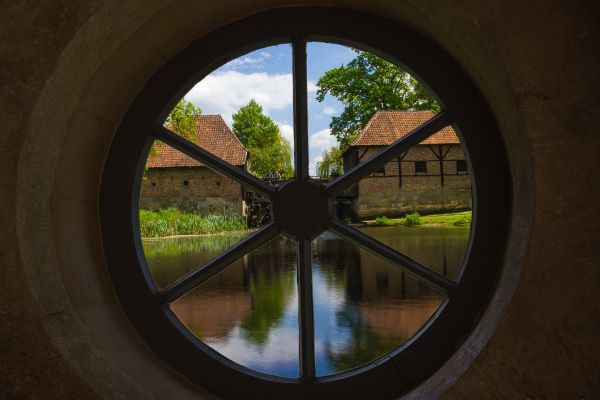 Oeil de Boeuf, Bulls' Eye, Koeienoog of toch Oculus? Rond raam zorgt voor internationale verwarring.