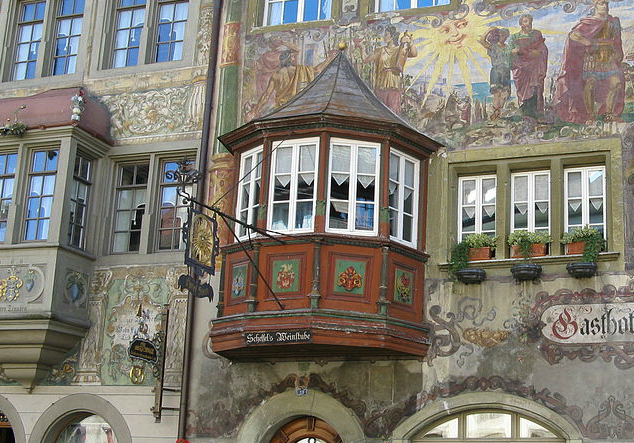 Stein am Rhein - Erker (Hotel Sonne am Marktplatz) door Wamito (Own work) [Public domain], via Wikimedia Commons