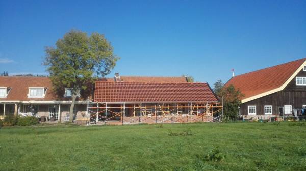 Schuur met natuurrode zonnedakpannen ZEP