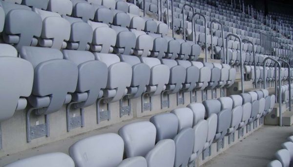 Stevige verankering van stoelen in stadions met betonankers van HECO