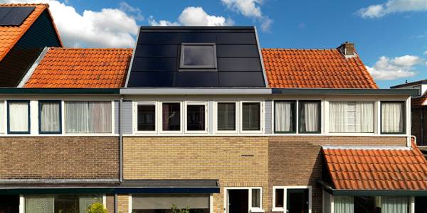 Een goede integratie van zonnepanelen en daglichtoplossingen zijn essentieel. 