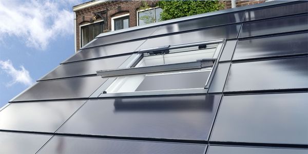 Een goede integratie van zonnepanelen en daglichtoplossingen zijn essentieel. 